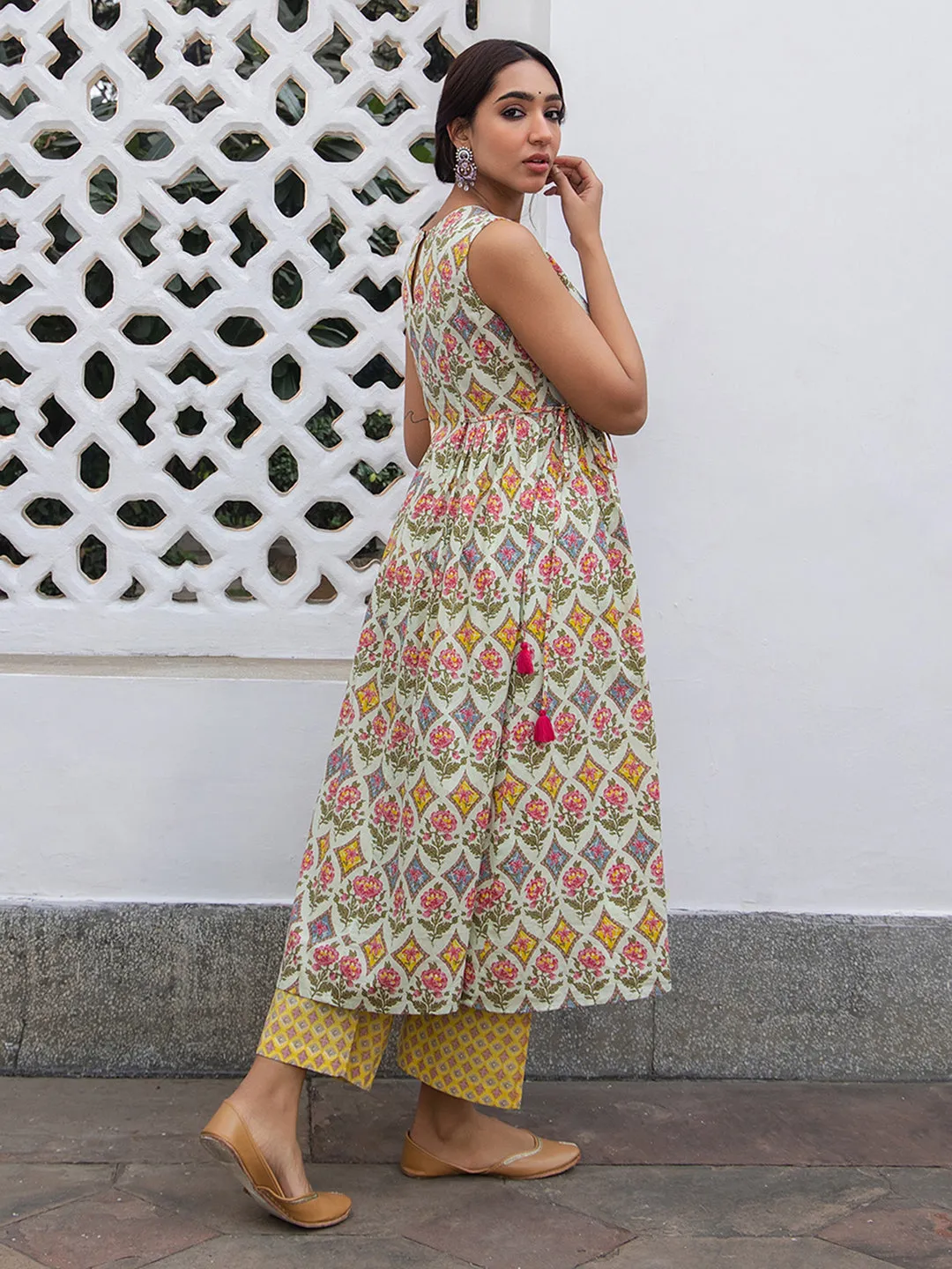 Women Light Green Cambric Kurta & Bottom